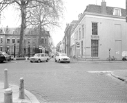 880519 Gezicht op de kruising van de Hamburgerstraat (voorgrond), met de Korte Nieuwstraat (links) en Lange ...